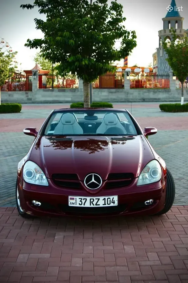 Бордовый кабриолет Mercedes SLK, вид спереди